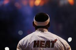 爱游戏中国-NBA2026-27常规赛：快船终结国王，布克攻防两端统治全场
