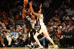 爱游戏体育-马刺翻盘太阳，布伦森状态火热