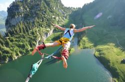 爱游戏下载-德甲争冠战之夜，欧文发挥堪称完美，一己之力改写历史