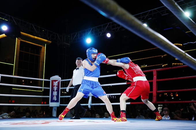 拳击赛场一幕：选手力战不懈展现拼搏精神的简单介绍