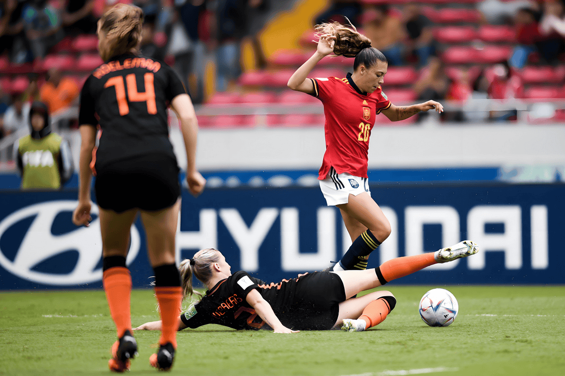 包含现场直击：女足比赛势均力敌的词条