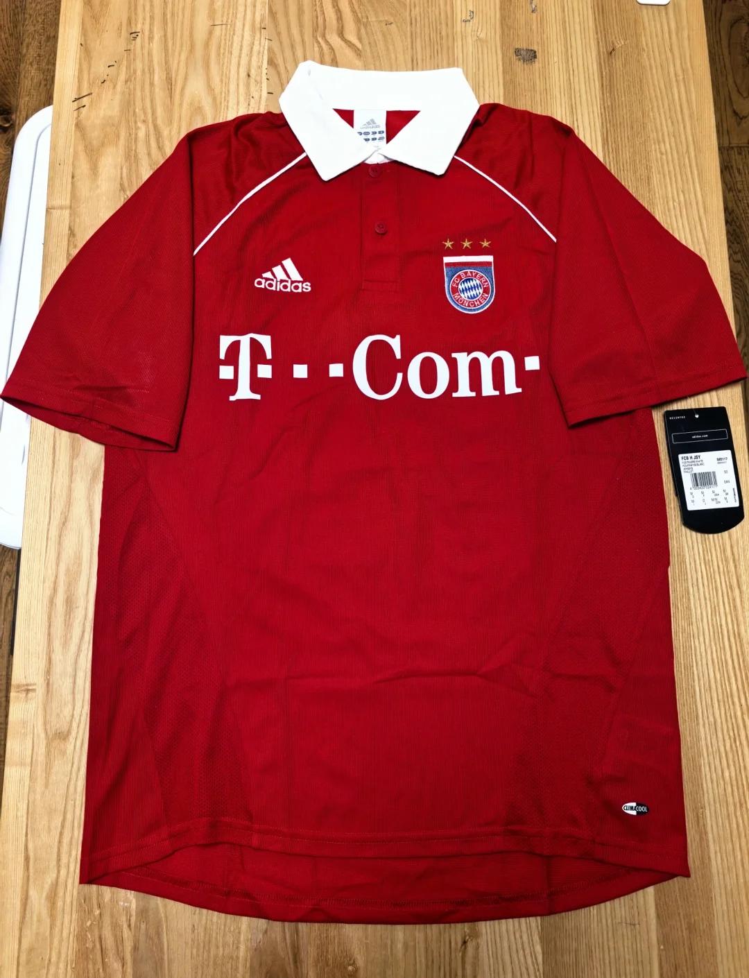 关于拜仁慕尼黑官方发布球衣设计，备战下赛季的信息