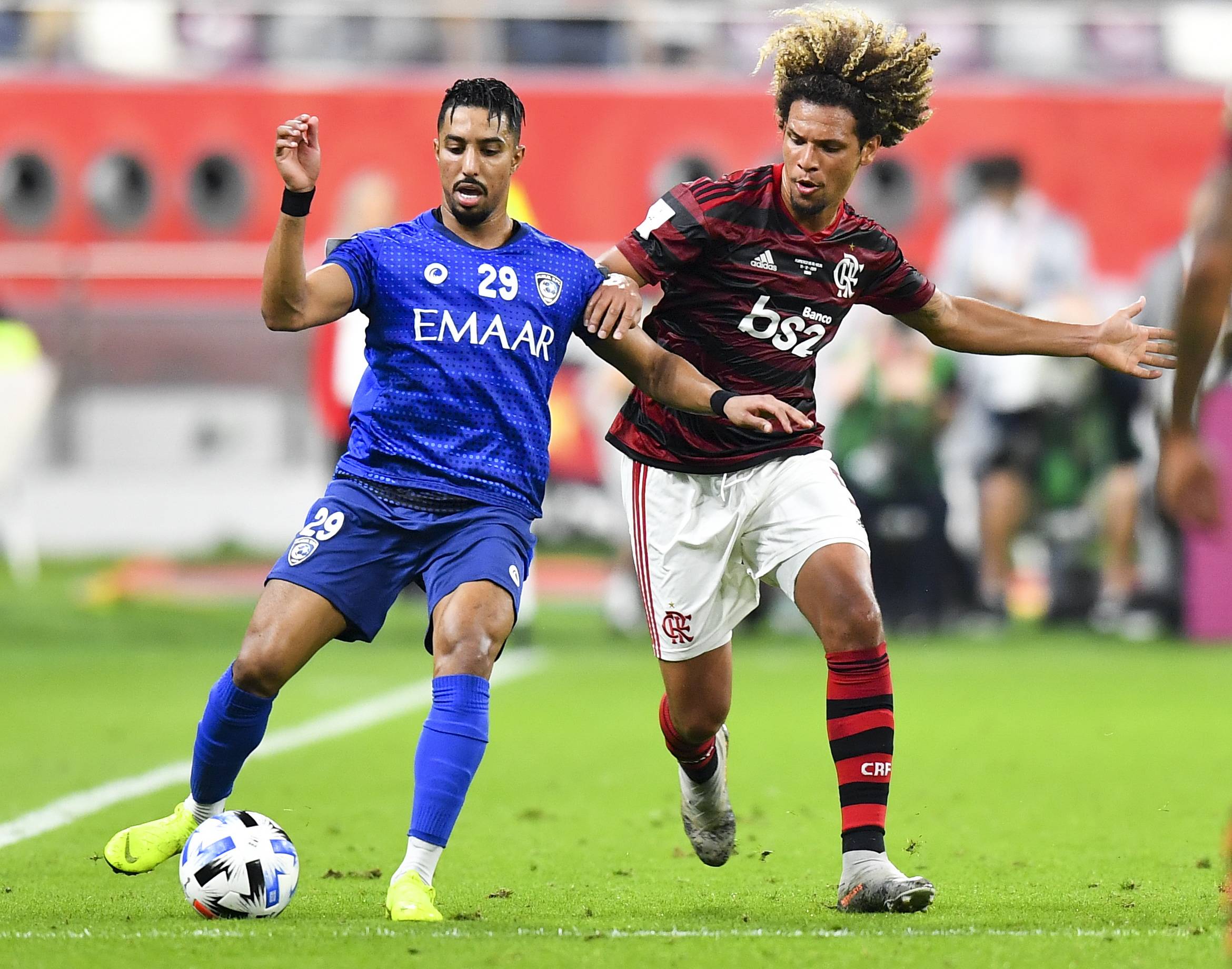 足球比赛实力对决打破僵局，球队势均力敌争夺胜负的简单介绍