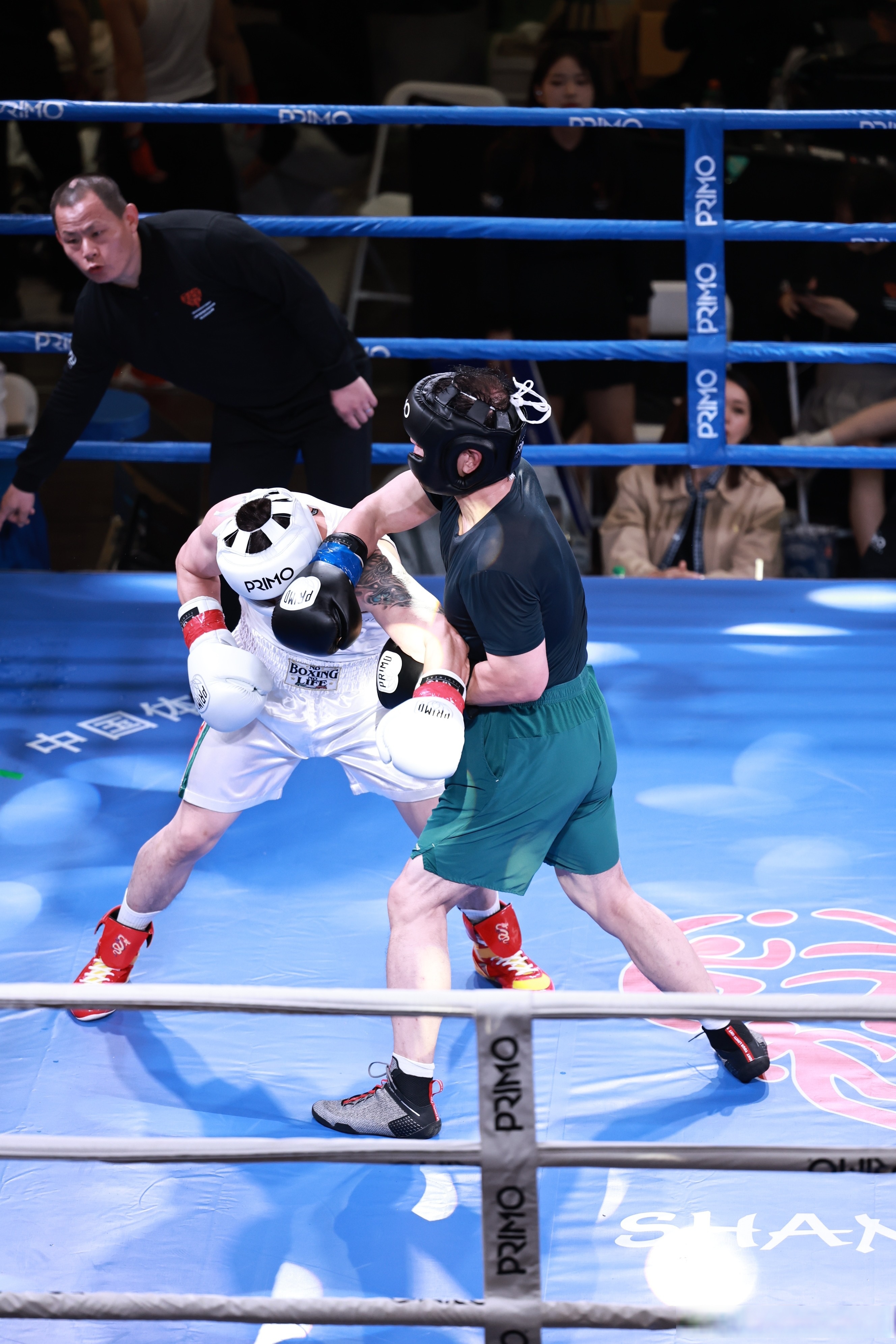 关于赛场激战让人着迷，在不断变化的比分中感受赛事魅力的信息