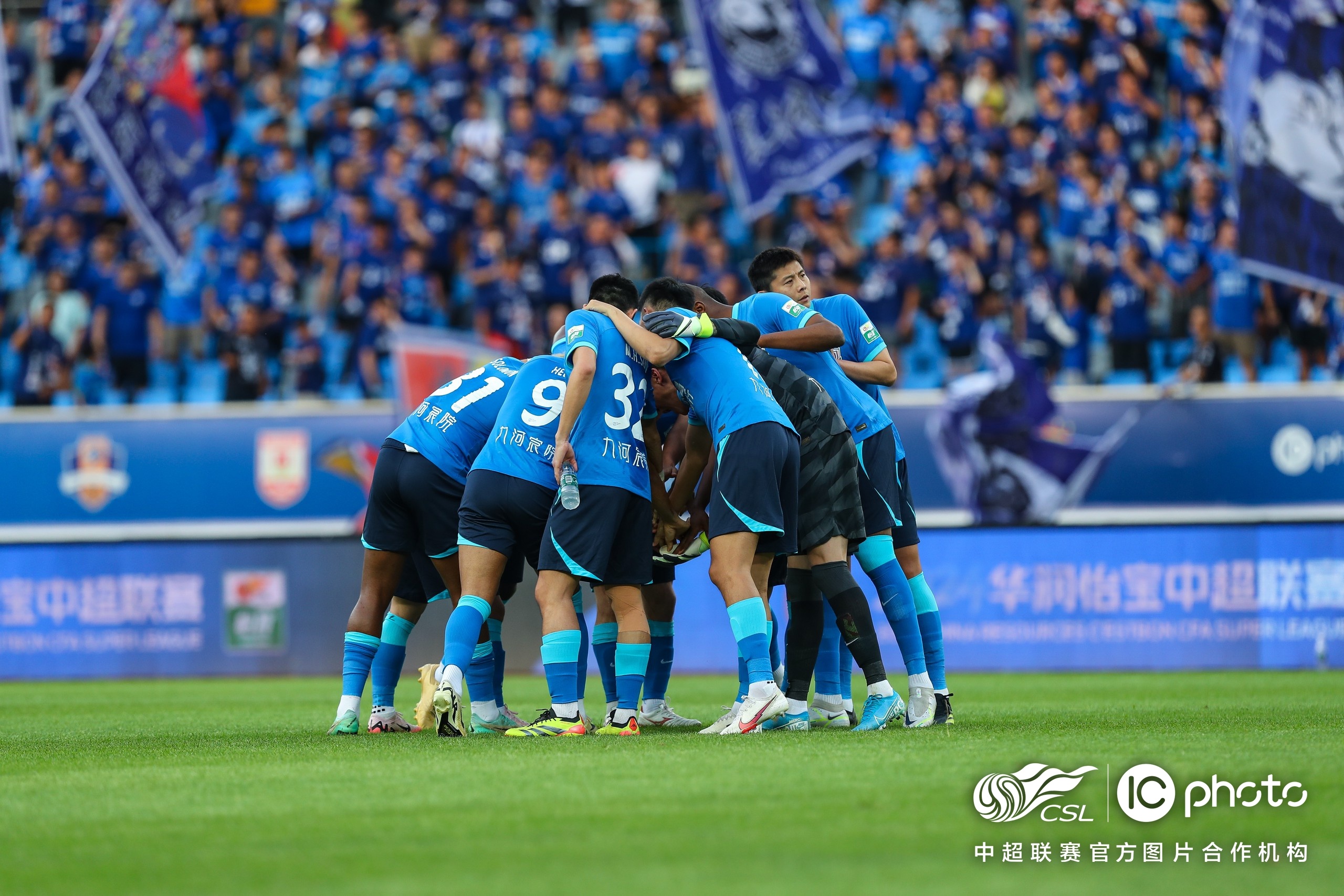 关于赛场激战让人着迷，在不断变化的比分中感受赛事魅力的信息