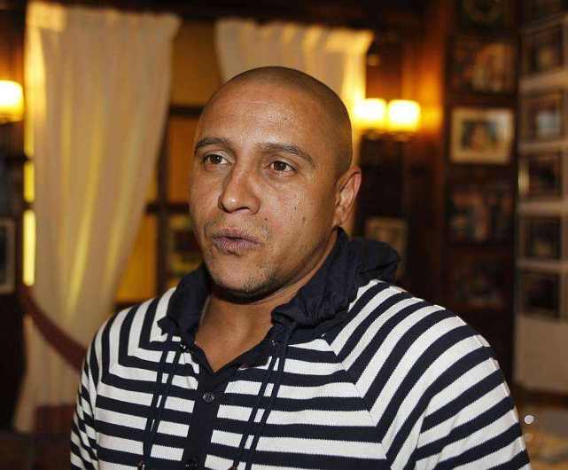 法国前锋卡洛斯单刀进球扩大比分优势