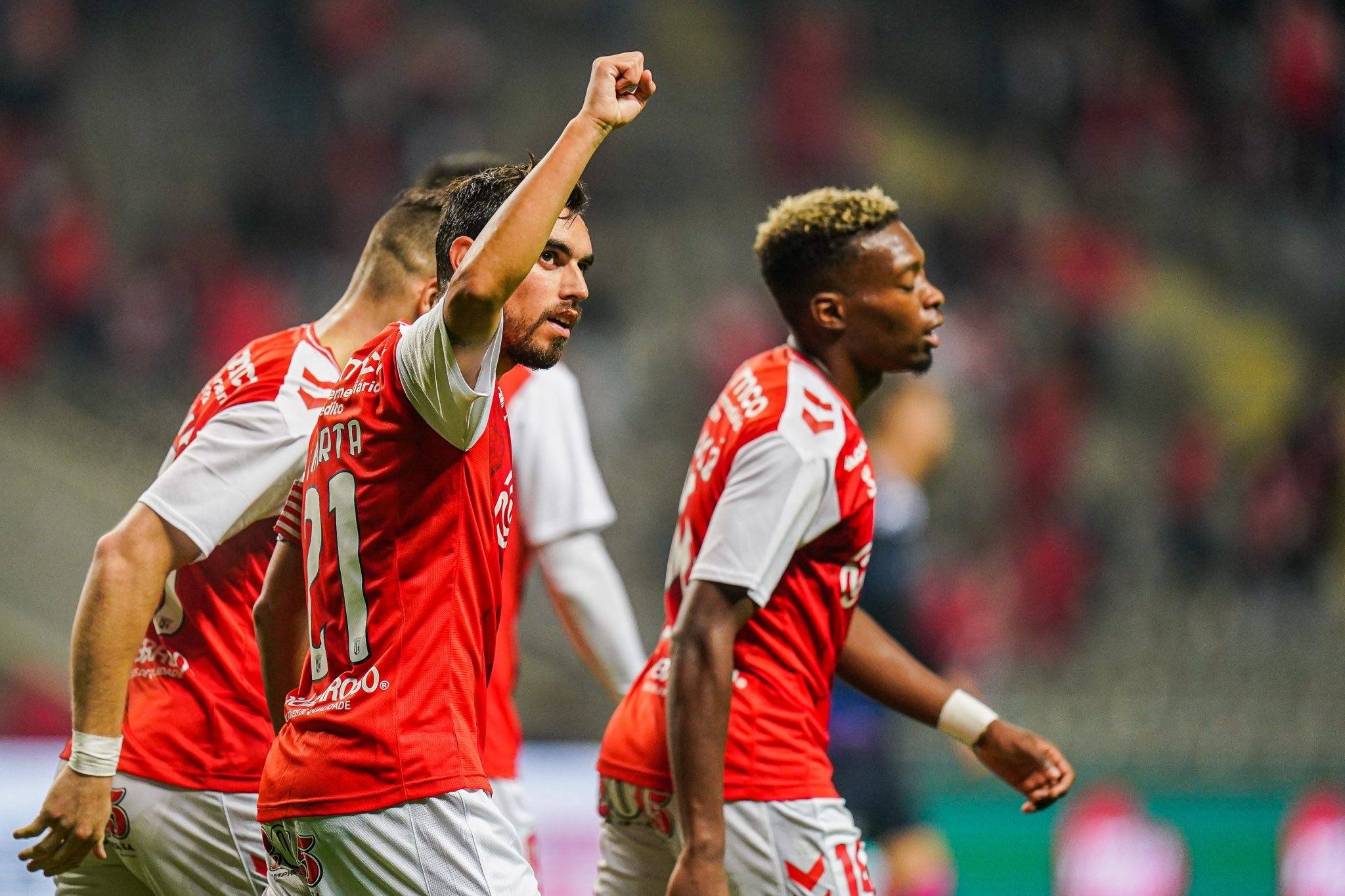 勒沃库森大胜对手，瞄准欧冠资格的简单介绍