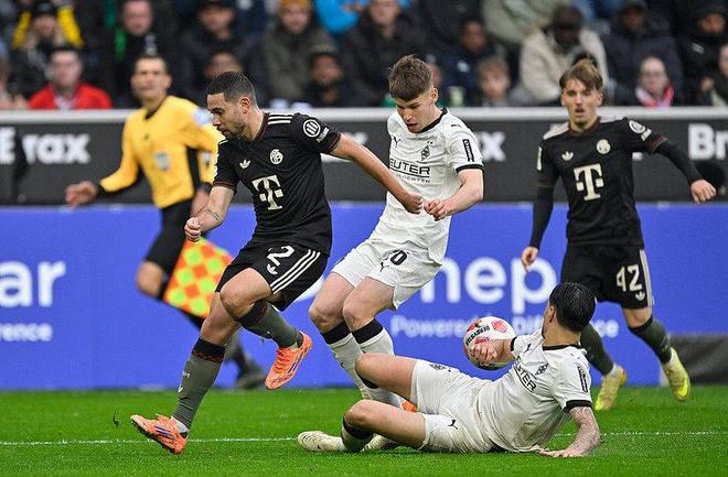 門兴主场豪取三分，成功守住榜首位置！的简单介绍