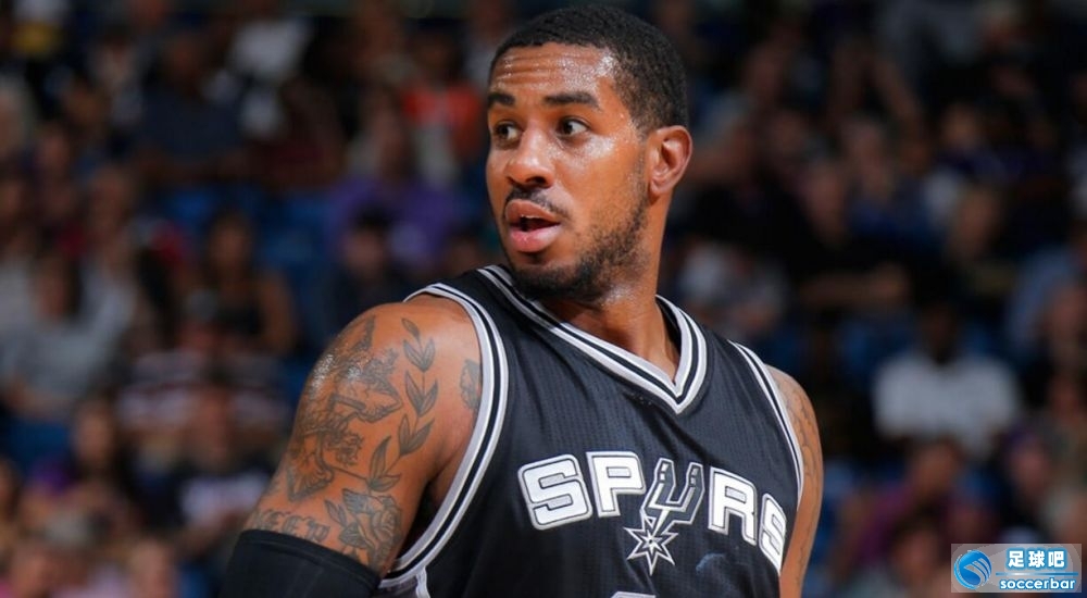 巴塞罗那中锋挥手致意,感谢球迷支持 巴塞罗那中锋挥手致意,感谢球迷支持