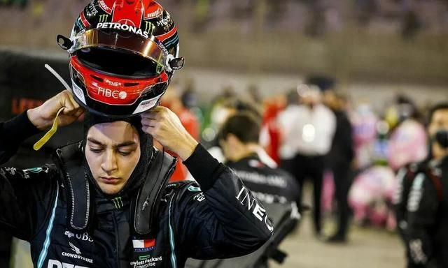 关于红牛二队鏖战哈斯车队，周冠宇扛起全队的信息