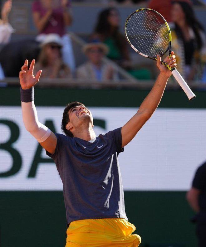 包含法国网球队轻取德国网球队，兹维列夫送出助攻的词条