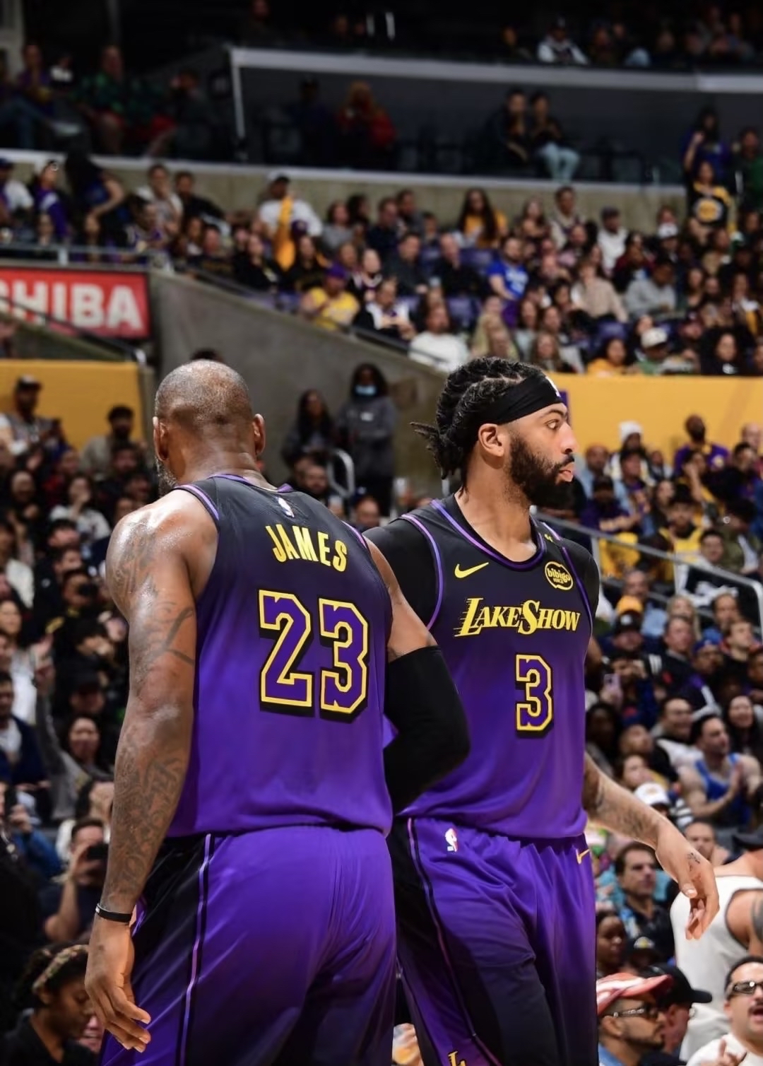 雷霆碾压湖人，浓眉哥统治全场的简单介绍